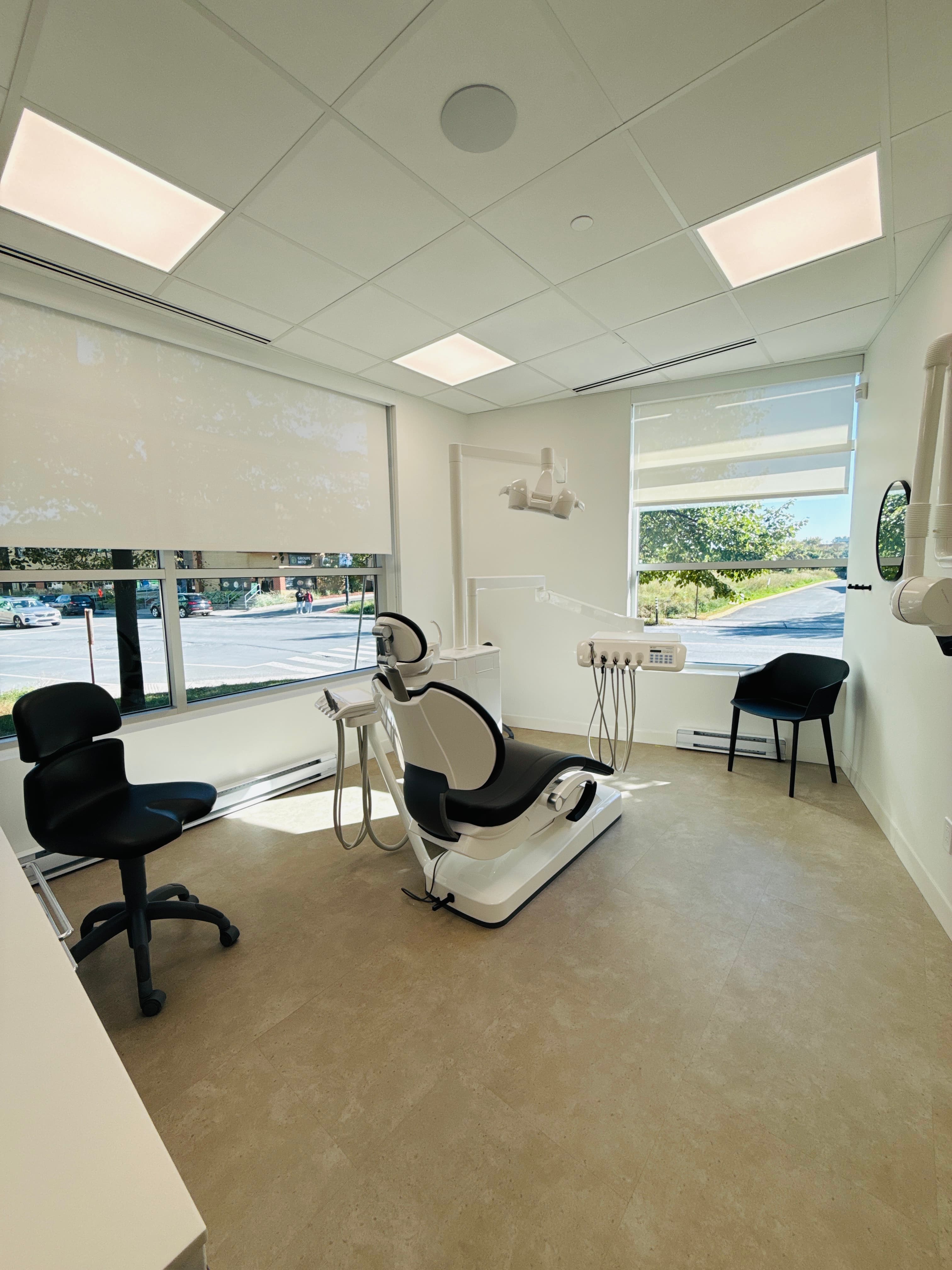 Salle de traitement moderne — clinique Opale Dentisterie