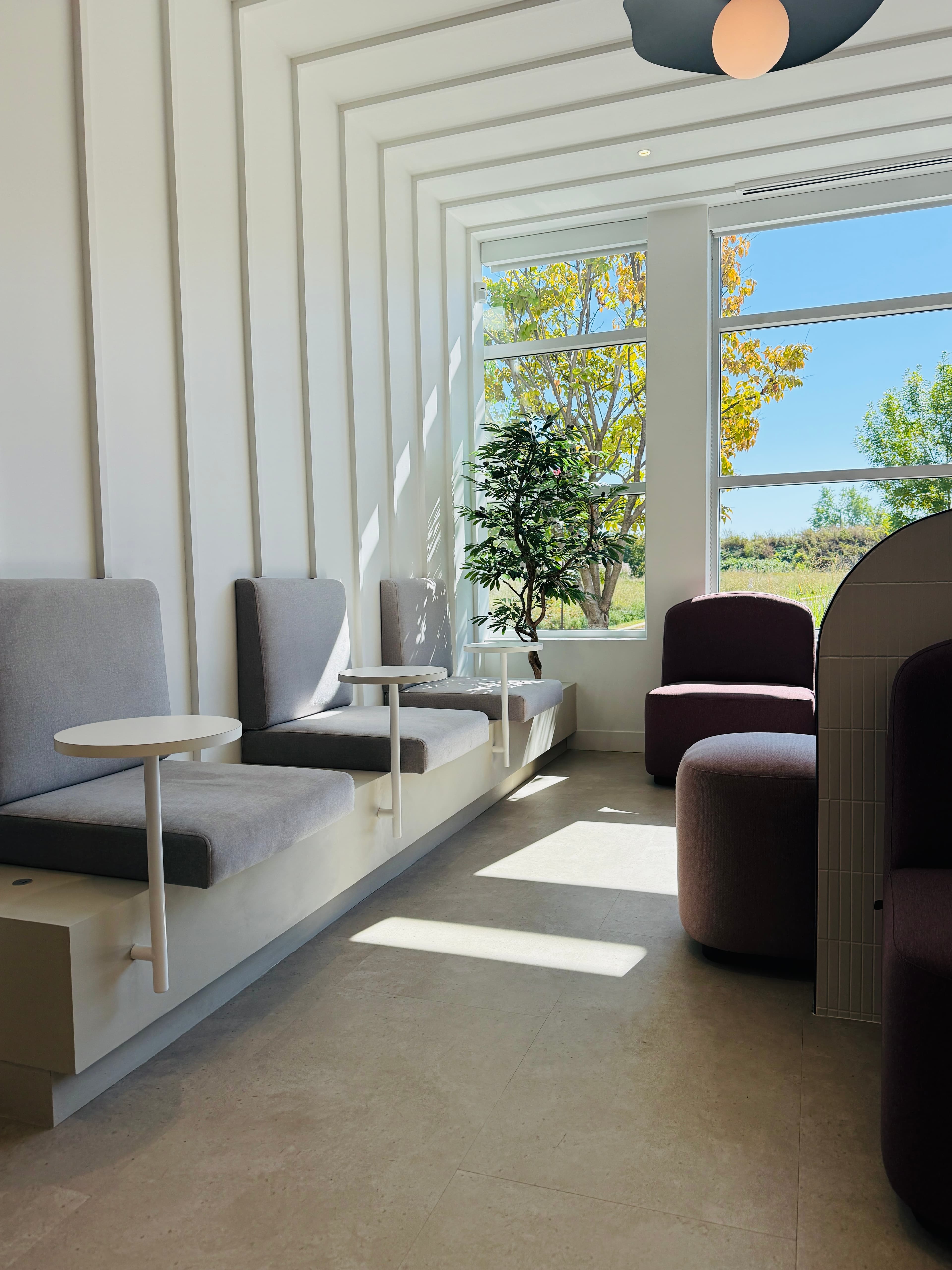 Salle d'attente lumineuse — clinique Opale Dentisterie